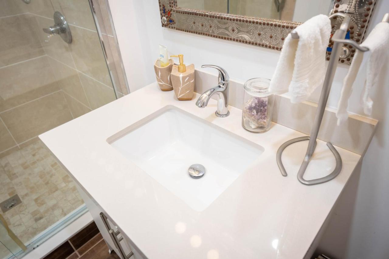 Bright Parkdale Court - Little Portugal W/ Free Parking Apartment Toronto Ngoại thất bức ảnh